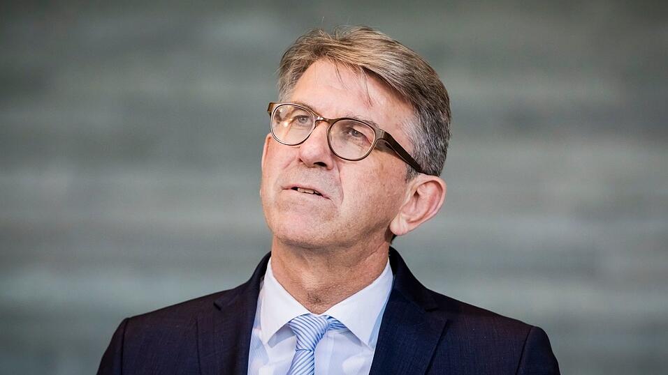 Kulturstaatsminister Wolfram Weimer erl&auml;utert seinen Umgang mit der Vergabe des Deutschen Buchhandlungspreises. (Archivbild)