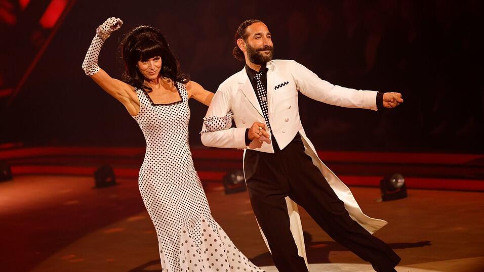 Aus gesundheitlichen Gr&uuml;nden ist Esther Schweins (l.) vorzeitig raus aus der Show. (Archivbild)