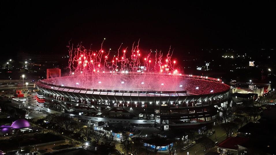 Feuerwerk im Monumental-Stadion von Buenos Aires zum Messi-Abschied. Feuerwerk im Monumental-Stadion von Buenos Aires zum Messi-Abschied.