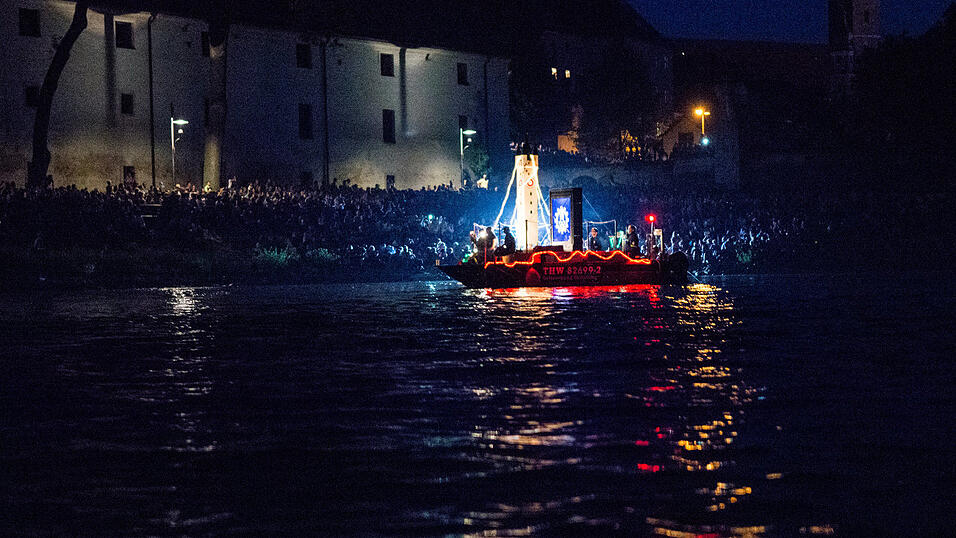 Alle Bilder dazu finden Sie hier.Foto: Ulli ScharrerDie Lampionfahrt verwandelte die Donau in ein Lichtermehr.