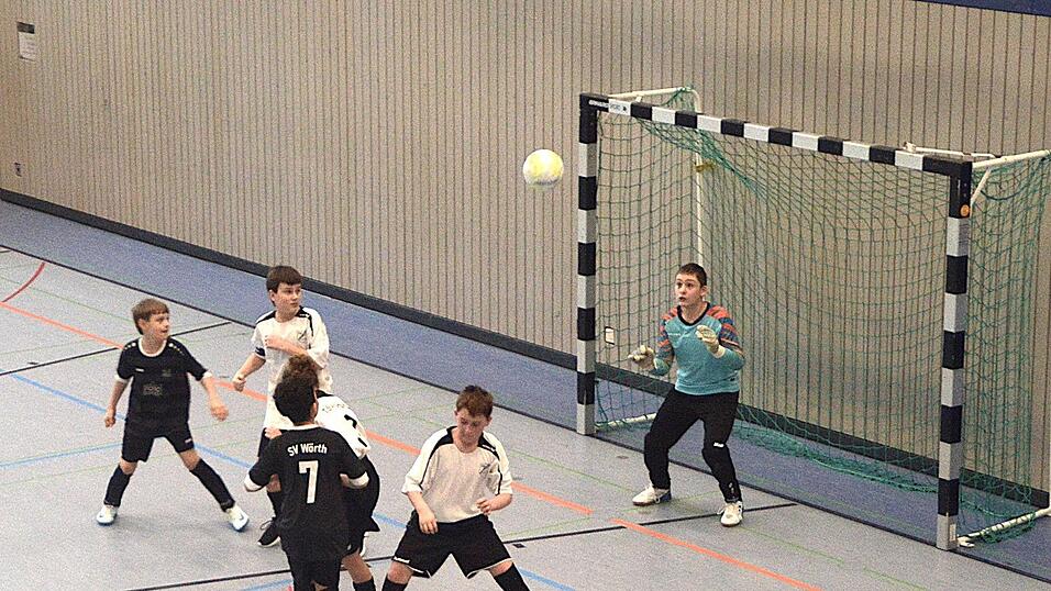 Packende Torszenen zuhauf gab es beim Niederaichbacher Jugend-Hallenturnier zu sehen.