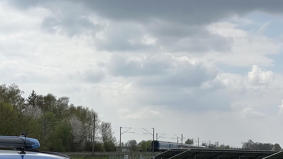Der Zug blieb kurz nach dem Bahnübergang stehen. Der Zug blieb kurz nach dem Bahnübergang stehen.