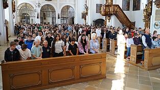 Die Kirche war bis auf den letzten Platz besetzt.