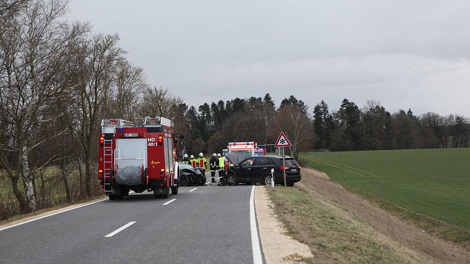 Der Unfall hatte die Stra&szlig;e in ein Tr&uuml;mmerfeld verwandelt. Ein 34-j&auml;hriger Autofahrer musste mit schwersten Verletzungen ins Krankenhaus geflogen werden.