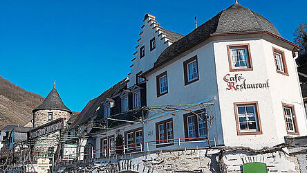 Auf den Terrassen Beilsteins genießen die Gäste für gewöhnlich Moselweine.