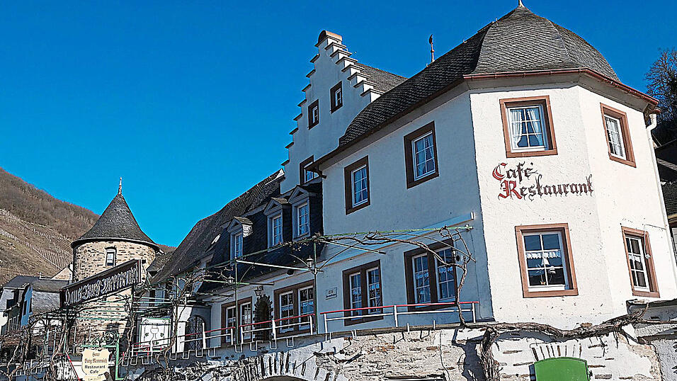 Auf den Terrassen Beilsteins genießen die Gäste für gewöhnlich Moselweine.