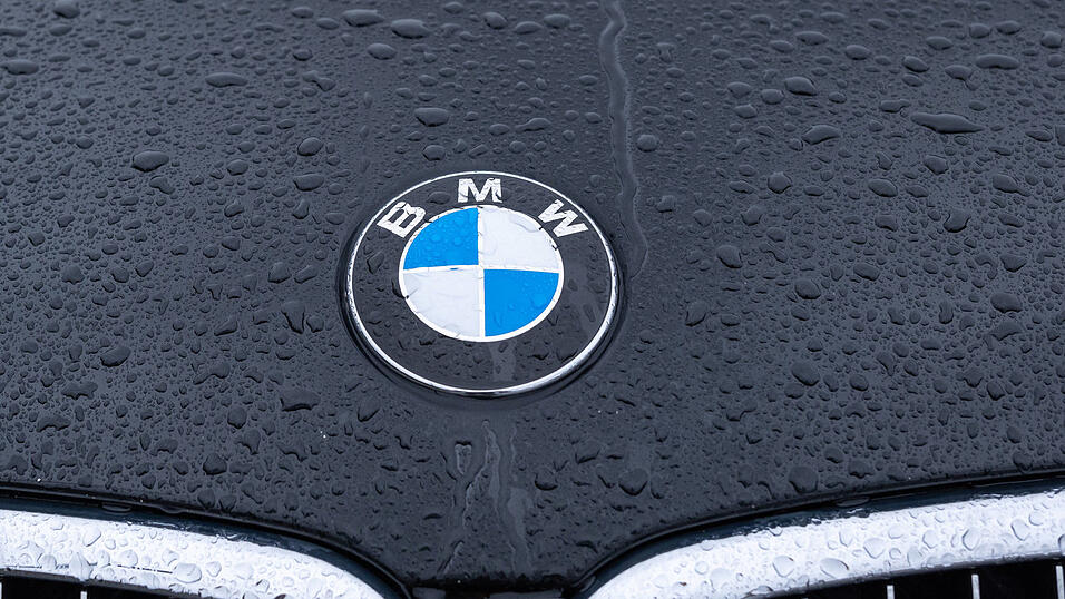 Mit seinem BMW hat ein 20-J&auml;hriger in Rottenburg derma&szlig;en Gas gegeben, dass der Stra&szlig;enbelag besch&auml;digt wurde. Nun musste er sich vor Gericht verantworten.