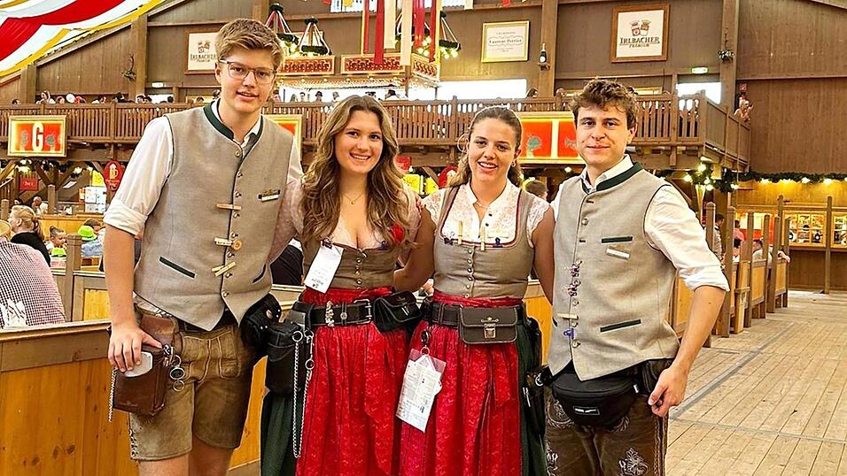 G&auml;ubodenfest-Comeback: Die vier &Ouml;sterreicher Mathias Gruber, Anna Hettegger (die J&uuml;ngere), Anna Hettegger (die &Auml;ltere) und Sebastian Hettegger (v.l.) kellnern auch heuer in der Box C im Kr&ouml;nner-Zelt.