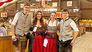 Gäubodenfest-Comeback: Die vier Österreicher Mathias Gruber, Anna Hettegger (die Jüngere), Anna Hettegger (die Ältere) und Sebastian Hettegger (v.l.) kellnern auch heuer in der Box C im Krönner-Zelt.