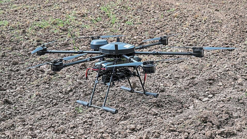 Die Investitionen in Zukunftstechnologien wie autonome und KI-gest&uuml;tzte Systeme, zum Beispiel Drohnen, seien seit 2020 weitgehend konstant geblieben, bem&auml;ngelt der Bericht.