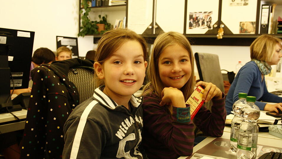 Als Abschluss besuchten die Schüler die Stadtredaktion in Straubing. Redakteur Ulli Scharrer beantwortete alle Fragen der Kinder. Einige durften kurz in den Beruf des Redakteurs hineinschnuppern und auf freien Schreibtischen Platz nehmen. Erschrocken waren einige, als tatsächlich das Telefon läutete. Die Kollegen der Stadtredaktion halfen den Jungjournalisten natürlich aus und beantworteten das Telefongespräch. (Foto: Pfeffer) Als Abschluss besuchten die Schüler die Stadtredaktion in Straubing. Redakteur Ulli Scharrer beantwortete alle Fragen der Kinder. Einige durften kurz in den Beruf des Redakteurs hineinschnuppern und auf freien Schreibtischen Platz nehmen. Erschrocken waren einige, als tatsächlich das Telefon läutete. Die Kollegen der Stadtredaktion halfen den Jungjournalisten natürlich aus und beantworteten das Telefongespräch. (Foto: Pfeffer)