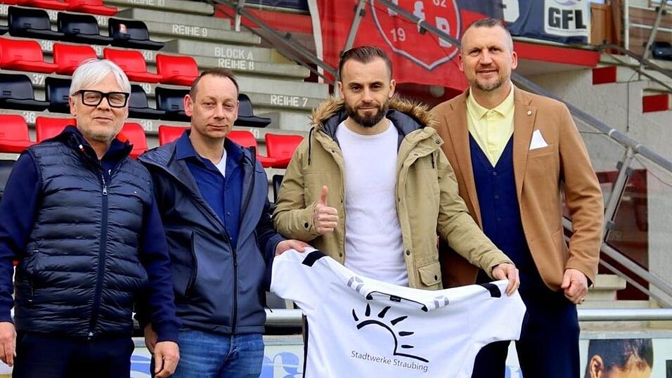 Besmir Arifaj (2.v.r.) wird beim VfB Straubing Willkommen gehei&szlig;en.