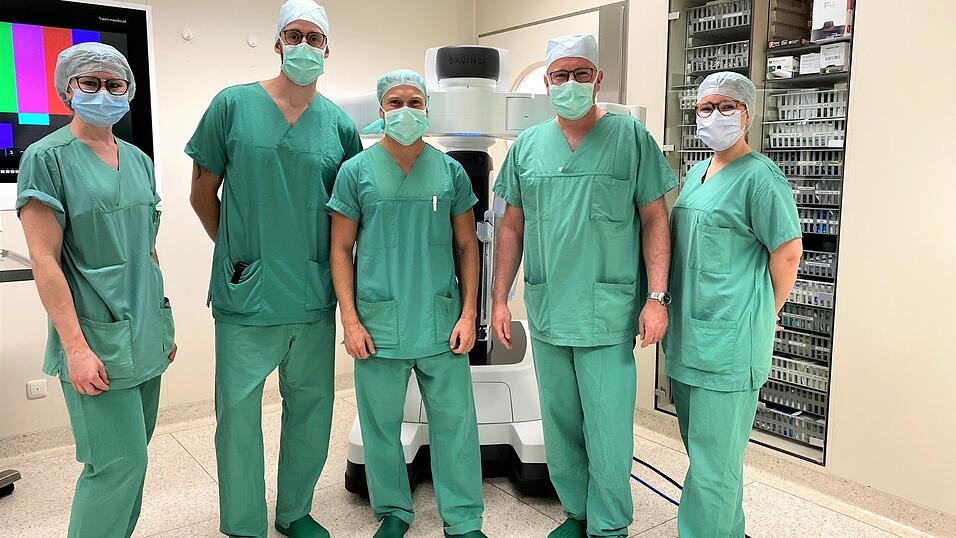 Waren bei der ersten Operation mit dem neuen Da Vinci Xi am Klinikum Straubing dabei (v.l.): Operationstechnische Assistentin Antonia Speigl, Oberarzt Dr. Stephan Siepmann, OP-Fachpfleger und Bereichsleiter Urologie Alexander Schemp, Chefarzt Privatdozent Dr. Christian Gilfrich und Franca Barteldes, Vertreterin der Firma Intuitive Surgical. Waren bei der ersten Operation mit dem neuen Da Vinci Xi am Klinikum Straubing dabei (v.l.): Operationstechnische Assistentin Antonia Speigl, Oberarzt Dr. Stephan Siepmann, OP-Fachpfleger und Bereichsleiter Urologie Alexander Schemp, Chefarzt Privatdozent Dr. Christian Gilfrich und Franca Barteldes, Vertreterin der Firma Intuitive Surgical.