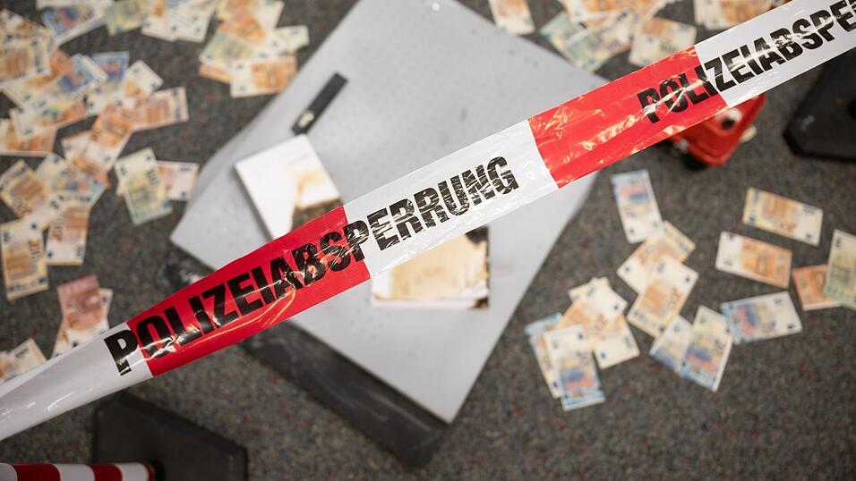 Musterbanknoten liegen w&auml;hrend einer Pressekonferenz zum Kampf gegen Geldautomatensprengungen im Landeskriminalamt Hessen vor einem Geldautomat, der zu Testzwecken durch das LKA gesprengt wurde.