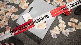 Musterbanknoten liegen während einer Pressekonferenz zum Kampf gegen Geldautomatensprengungen im Landeskriminalamt Hessen vor einem Geldautomat, der zu Testzwecken durch das LKA gesprengt wurde. Musterbanknoten liegen während einer Pressekonferenz zum Kampf gegen Geldautomatensprengungen im Landeskriminalamt Hessen vor einem Geldautomat, der zu Testzwecken durch das LKA gesprengt wurde.
