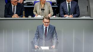 Gesundheitsminister Carsten Linnemann (CDU) dankte auch seinen Vorgängern für die Vorarbeiten zur Notfallreform. Gesundheitsminister Carsten Linnemann (CDU) dankte auch seinen Vorgängern für die Vorarbeiten zur Notfallreform.