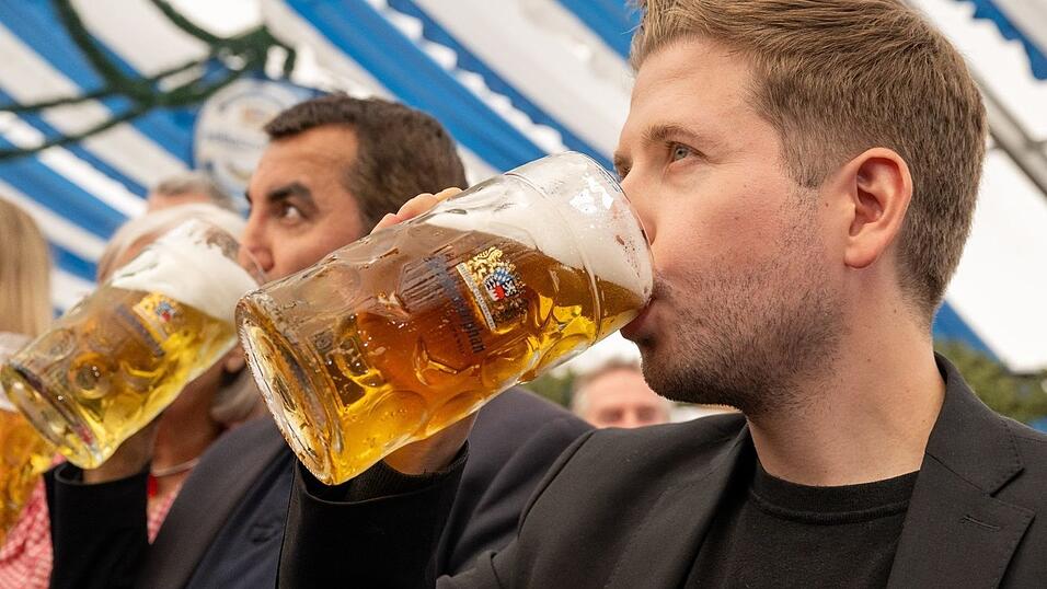 Bissig geht es zu, wenn sich beim Gillamoos-Frühschoppen in Niederbayern Politiker unterschiedlicher Couleur gegenseitig die Leviten lesen. Vorab gönnt sich SPD-Generalsekretär Kevin Kühnert ein ungewohntes flüssiges Frühstück. Bissig geht es zu, wenn sich beim Gillamoos-Frühschoppen in Niederbayern Politiker unterschiedlicher Couleur gegenseitig die Leviten lesen. Vorab gönnt sich SPD-Generalsekretär Kevin Kühnert ein ungewohntes flüssiges Frühstück.