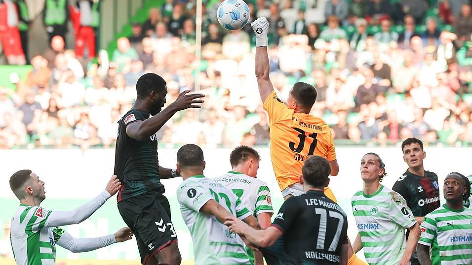 Viel los im Fürther Strafraum. Torwart Lennart Grill faustet den Ball weg.