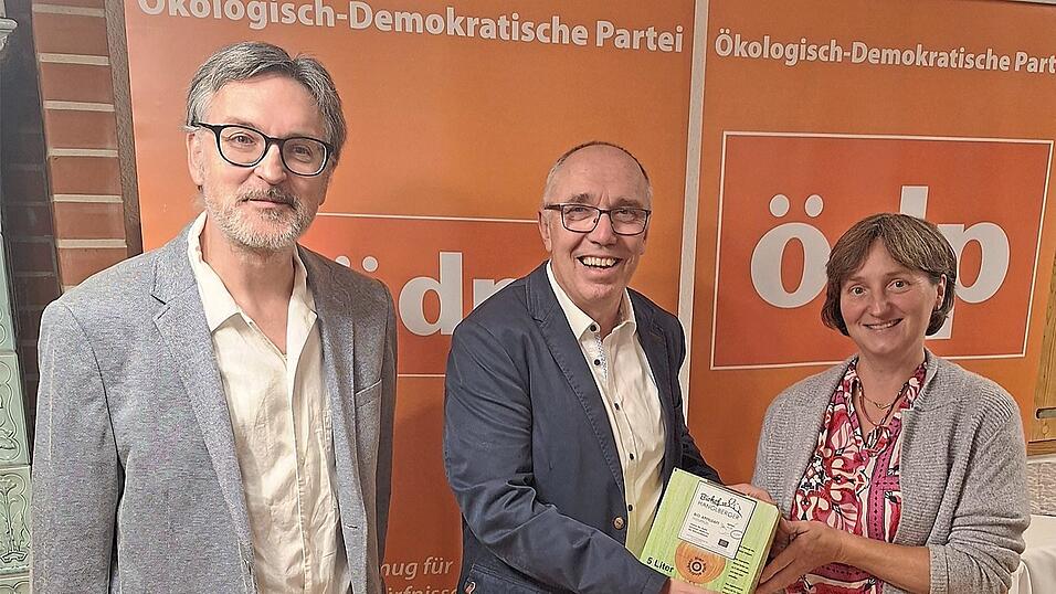 Die ÖDP Kreisvorsitzenden Heiko Helmbrecht (links) und Renate Hanglberger (rechts) gratulieren ÖDP Kreisrat Lorenz Heilmeier (Mitte) zur einstimmigen Nominierung.