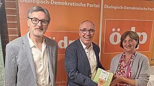 Die ÖDP Kreisvorsitzenden Heiko Helmbrecht (links) und Renate Hanglberger (rechts) gratulieren ÖDP Kreisrat Lorenz Heilmeier (Mitte) zur einstimmigen Nominierung.