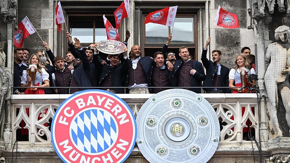 Die Bayern-Stars feiern auf dem Rathaus-Balkon.