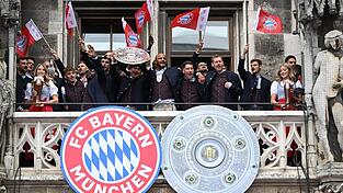 Die Bayern-Stars feiern auf dem Rathaus-Balkon.