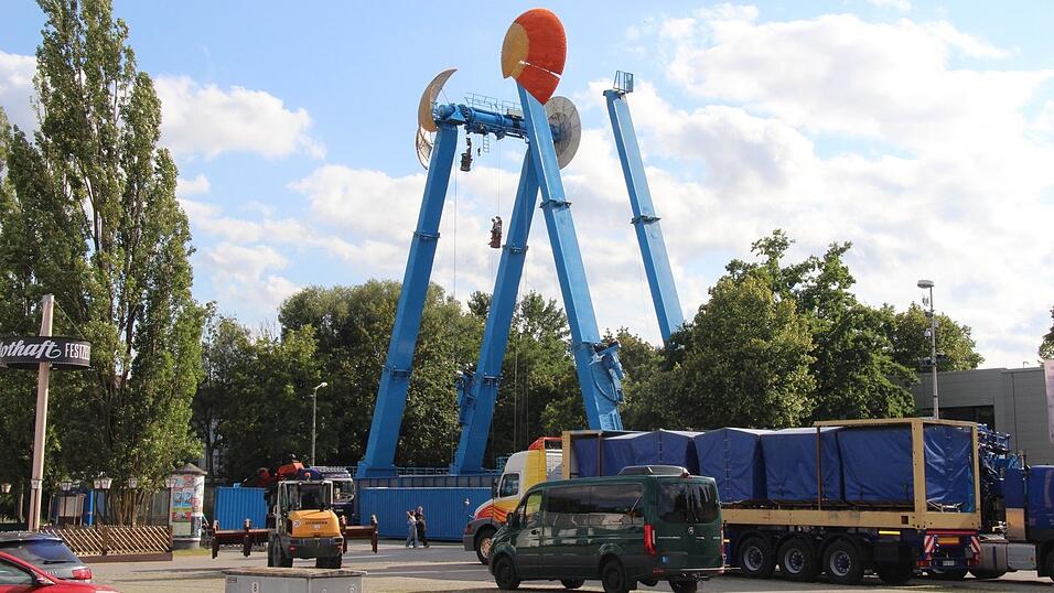 Hochbetrieb auf dem Festplatz Am Hagen: Das Riesenrad wird aufgebaut.