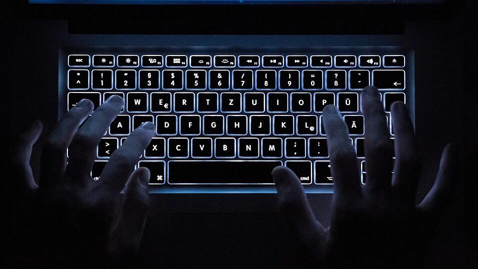 Die Befugnisse zur Aufklärung werden deutlich gestärkt. So wird es künftig einfacher möglich sein, Mobiltelefone, Computer oder sogar den internetfähigen Kühlschrank eines Verdächtigen anzuzapfen. Die Befugnisse zur Aufklärung werden deutlich gestärkt. So wird es künftig einfacher möglich sein, Mobiltelefone, Computer oder sogar den internetfähigen Kühlschrank eines Verdächtigen anzuzapfen.