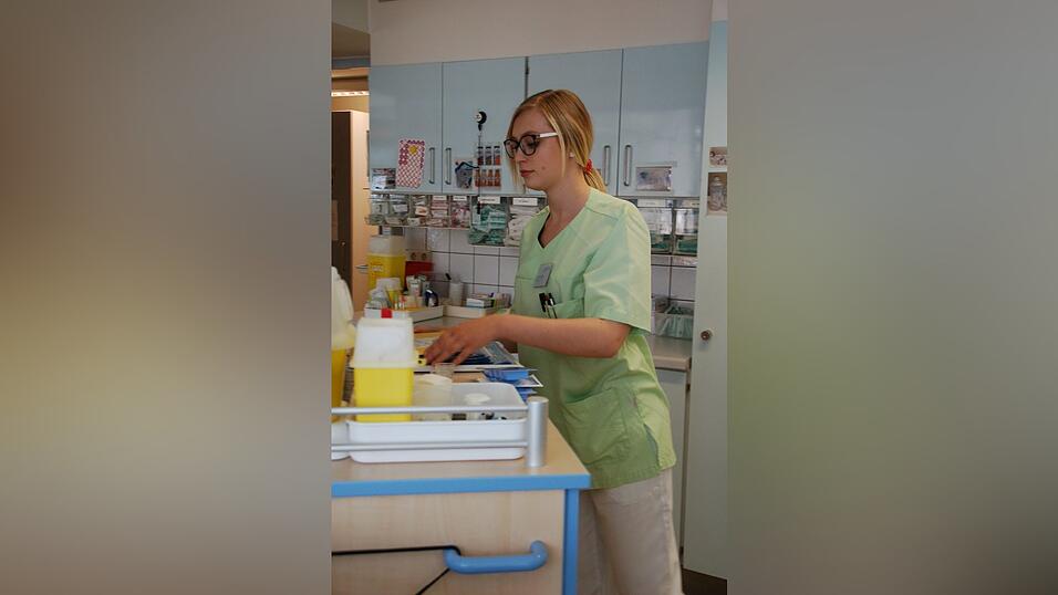 Wenn Jessica fertig ist mit dem Studium kann sie ihre Kollegen dabei unterstützen, die richtigen Maßnahmen zu finden, damit Patienten schneller wieder gesund werden. Wenn Jessica fertig ist mit dem Studium kann sie ihre Kollegen dabei unterstützen, die richtigen Maßnahmen zu finden, damit Patienten schneller wieder gesund werden.