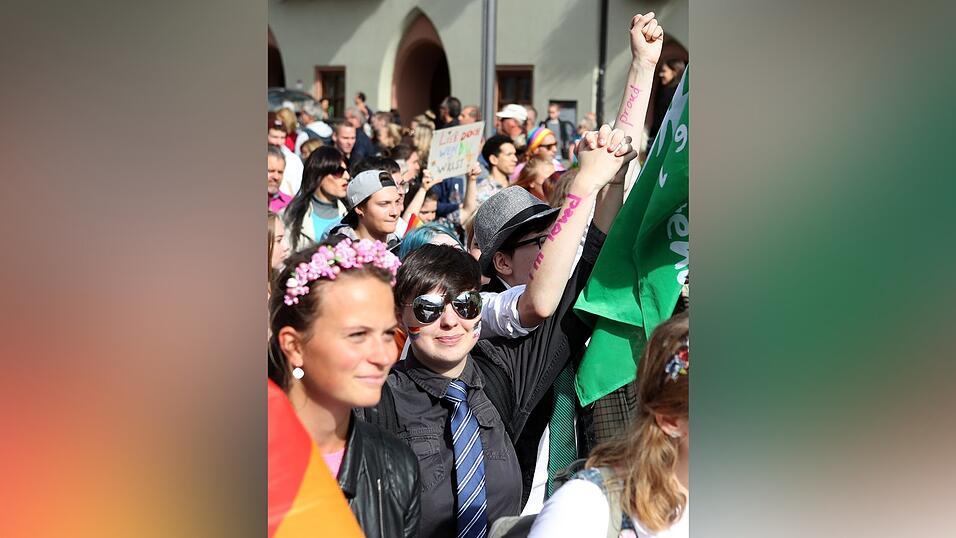Knapp 2.000 Teilnehmer feierten am Samstag in Landhut den ersten Christopher-Street-Day Niederbayerns.