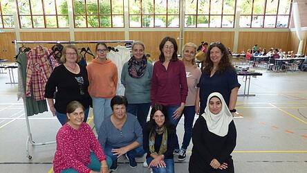 Die Leiterin des Familienst&uuml;tzpunktes, Annette Stra&szlig;er, mit ihren flei&szlig;igen Helferinnen.&nbsp;