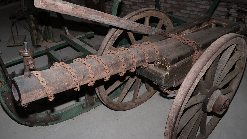 Diese mutmaßlich selbst gebaute Kanone wurde bei einer Durchsuchung im Landkreis Straubing-Bogen gefunden. Diese mutmaßlich selbst gebaute Kanone wurde bei einer Durchsuchung im Landkreis Straubing-Bogen gefunden.