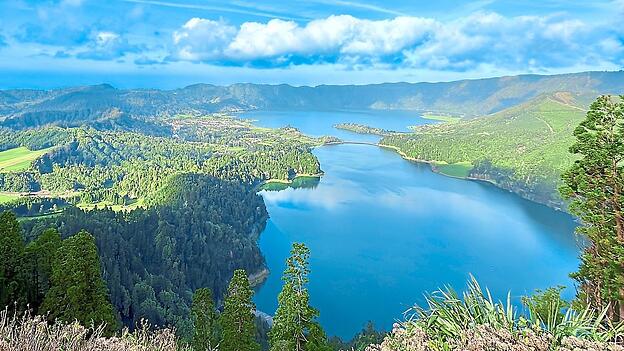 Die Lagoas Azul und Verde bei Cete Cidades: Kraterseen in &uuml;ppig gr&uuml;ner Landschaft sind typisch f&uuml;r die Azoren.