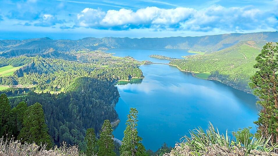 Die Lagoas Azul und Verde bei Cete Cidades: Kraterseen in &uuml;ppig gr&uuml;ner Landschaft sind typisch f&uuml;r die Azoren.