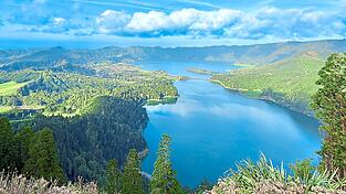 Die Lagoas Azul und Verde bei Cete Cidades: Kraterseen in &uuml;ppig gr&uuml;ner Landschaft sind typisch f&uuml;r die Azoren.