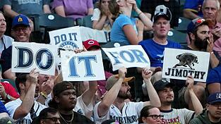 «Do it for Jimothy»: Selbst bei einem Baseballspiel der Seattle Mariners wurde der knubbelige Waschbär gefeiert. «Do it for Jimothy»: Selbst bei einem Baseballspiel der Seattle Mariners wurde der knubbelige Waschbär gefeiert.