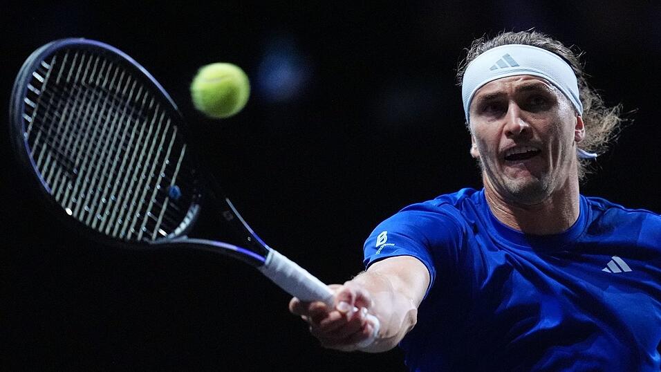 Alexander Zverev schl&auml;gt aktuell beim Laver Cup auf.
