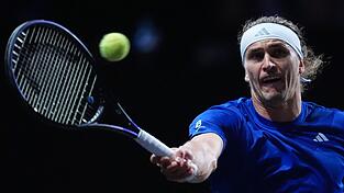 Alexander Zverev schlägt aktuell beim Laver Cup auf. Alexander Zverev schlägt aktuell beim Laver Cup auf.