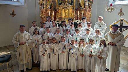 Die 20 Erstkommunionkinder mit Pfarrvikar Anton Kopp, Pastoralreferent Winfried Weber und den Ministranten.