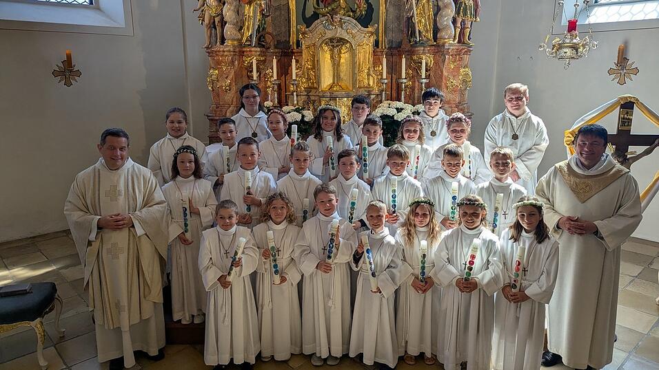 Die 20 Erstkommunionkinder mit Pfarrvikar Anton Kopp, Pastoralreferent Winfried Weber und den Ministranten.