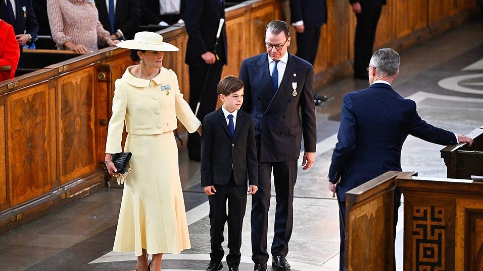 Auch die Familie von Kronprinzessin Victoria (links) kam zum Gottesdienst. Nur Tochter Estelle fehlte - sie ist gerade auf einer Sprachreise. Auch die Familie von Kronprinzessin Victoria (links) kam zum Gottesdienst. Nur Tochter Estelle fehlte - sie ist gerade auf einer Sprachreise.