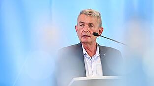 Bertram Brossardt sieht in der AfD eine Gefahr für die deutsche Wirtschaft. (Archivbild) Bertram Brossardt sieht in der AfD eine Gefahr für die deutsche Wirtschaft. (Archivbild)
