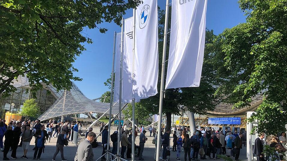 Aktionäre auf dem Weg zur BMW-Hauptversammlung, die zum ersten Mal seit fünf Jahren wieder in Präsenz stattfindet. Aktionäre auf dem Weg zur BMW-Hauptversammlung, die zum ersten Mal seit fünf Jahren wieder in Präsenz stattfindet.