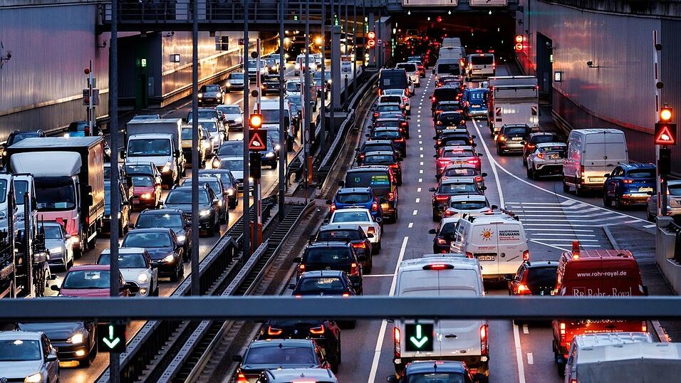 Im Berufsverkehr ist in Deutschlands Pendlerhauptstadt nicht nur bei Autofahrern oft Geduld gefragt. (Symbolbild)