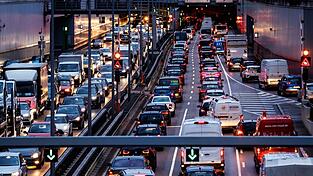 Im Berufsverkehr ist in Deutschlands Pendlerhauptstadt nicht nur bei Autofahrern oft Geduld gefragt. (Symbolbild) Im Berufsverkehr ist in Deutschlands Pendlerhauptstadt nicht nur bei Autofahrern oft Geduld gefragt. (Symbolbild)