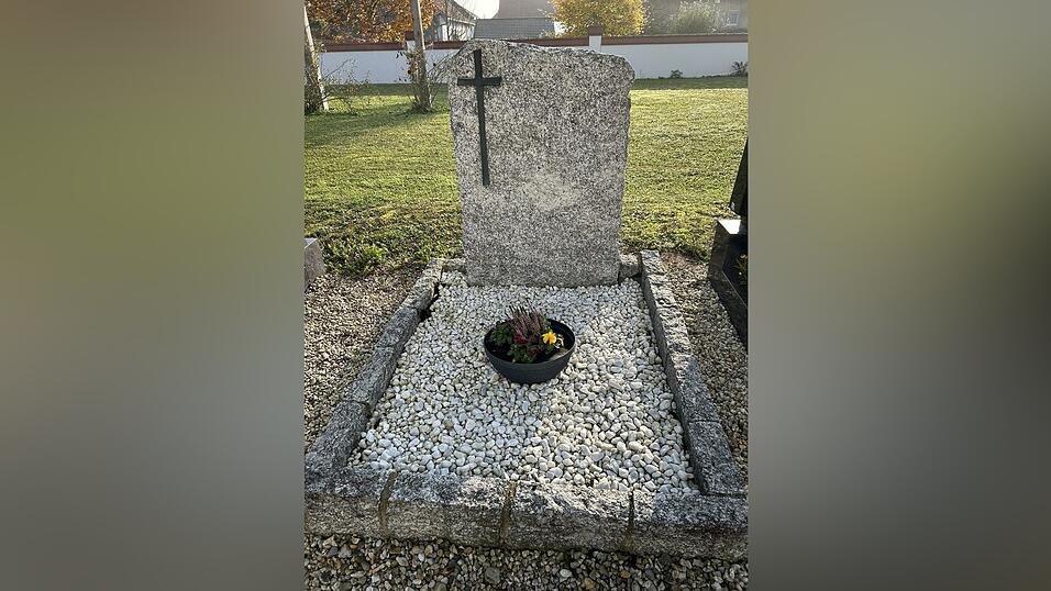Innovativ: Die Kirchenverwaltung bereitet Einfassungen und Grabsteine von aufgegeben Gräbern auf. Steine und auch Grabstellen finden eine Wiederverwendung. Innovativ: Die Kirchenverwaltung bereitet Einfassungen und Grabsteine von aufgegeben Gräbern auf. Steine und auch Grabstellen finden eine Wiederverwendung.