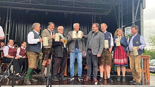 Sepp Kappenberger und Christian Plötz vom Volksfestverein, Altbürgermeister Leo Hackenspiel, Festwirt Jürgen Schützenmeier, Bürgermeister Martin Stoiber und Vertreter der Weltenburger Klosterbrauerei (von links) stoßen auf den Start des Volksfestes an.