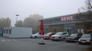 Sechs Wochen lang wird der Rewe-Markt in Metten modernisiert. Post und Bäckerei ziehen während der Arbeiten in Container auf den Parkplatz um. Sechs Wochen lang wird der Rewe-Markt in Metten modernisiert. Post und Bäckerei ziehen während der Arbeiten in Container auf den Parkplatz um.