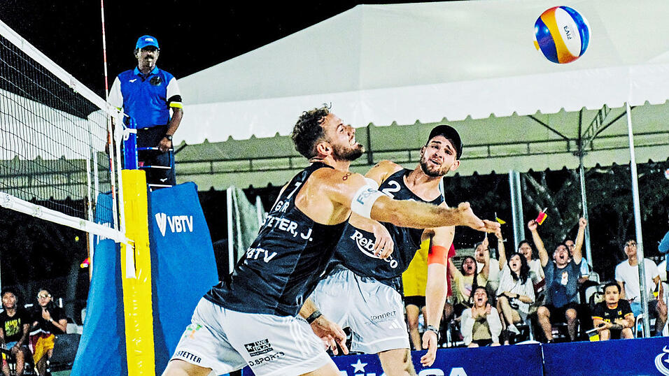 Vergeblich gestreckt: Jonas (links) und Benedikt Sagstetter absolvierten in Nuvali drei Partien über die volle Distanz - am Stück, bei 35 Grad und extrem hoher Luftfeuchtigkeit. Deshalb fehlten im Achtelfinale hintenraus vermutlich ein paar Körmer. Vergeblich gestreckt: Jonas (links) und Benedikt Sagstetter absolvierten in Nuvali drei Partien über die volle Distanz - am Stück, bei 35 Grad und extrem hoher Luftfeuchtigkeit. Deshalb fehlten im Achtelfinale hintenraus vermutlich ein paar Körmer.