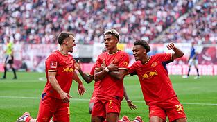 Antonio Nusa (M) feiert sein Tor zum 2:0. Antonio Nusa (M) feiert sein Tor zum 2:0.